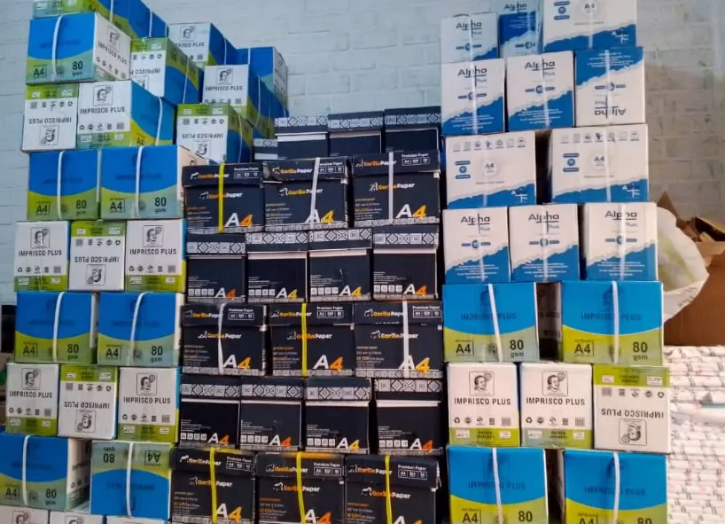 Rames de papier A4 empilees en boutique