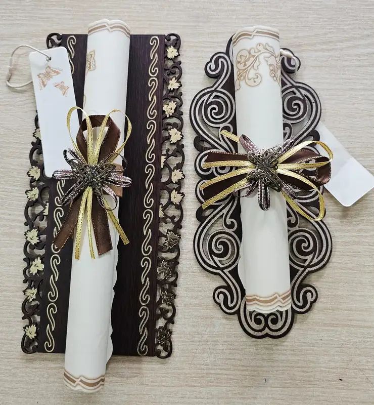 Invitations rouleau avec n&oelig;uds et d&eacute;coupe bois