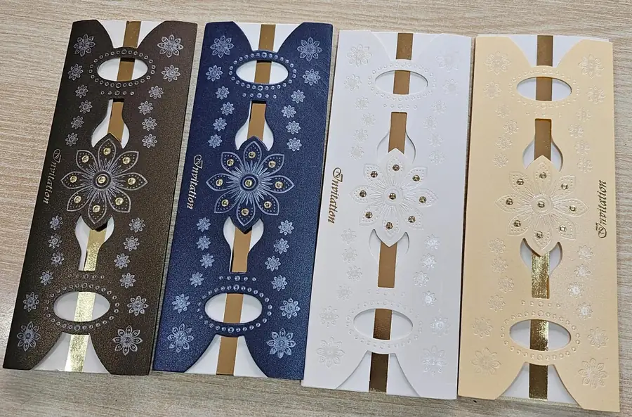 Quatre pochettes d&rsquo;invitation brun, marine, blanc et or