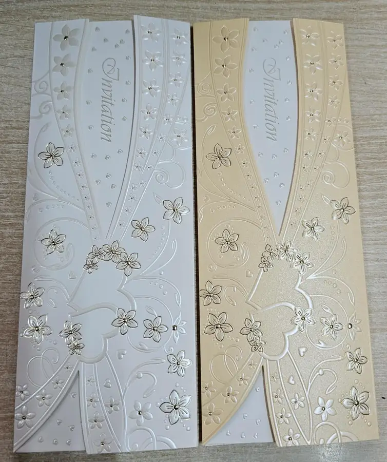Cartes d&rsquo;invitation blanches et or pour ceremonie