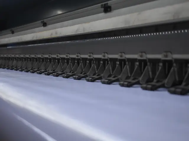 Rouleau grand format passant dans une machine d&rsquo;impression